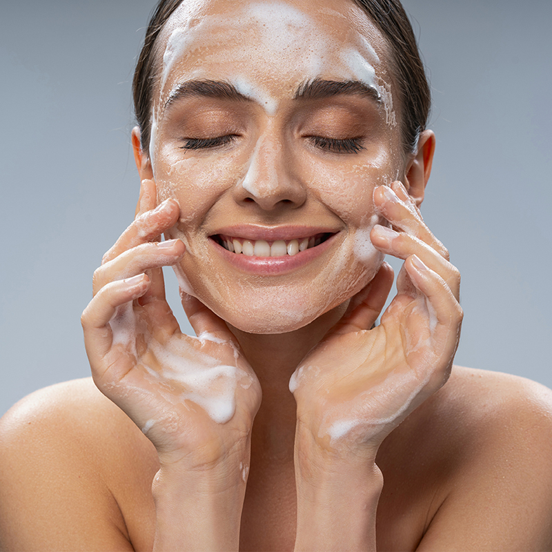 Mujer limpiando el rostro